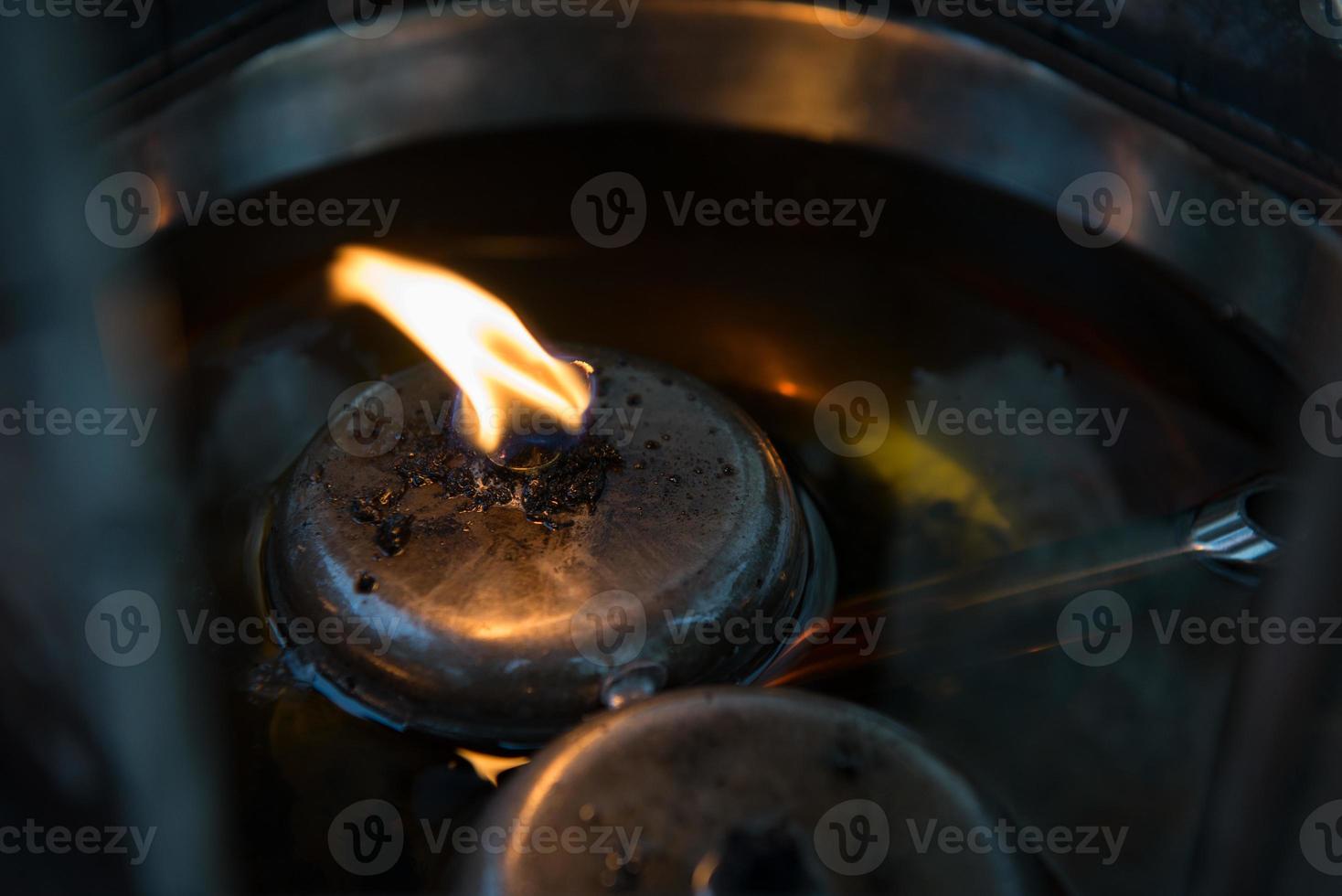 vela de fuego con aceite foto