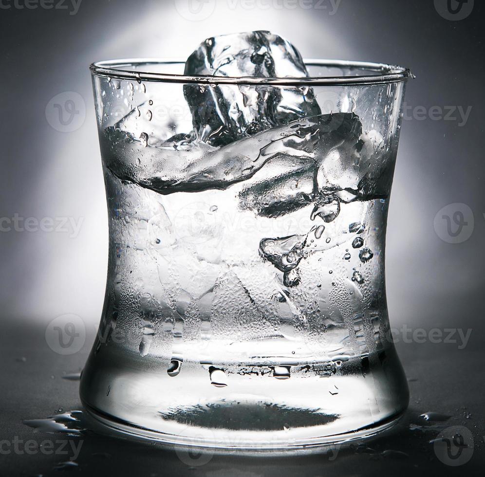 agua fría con hielo en un vaso foto