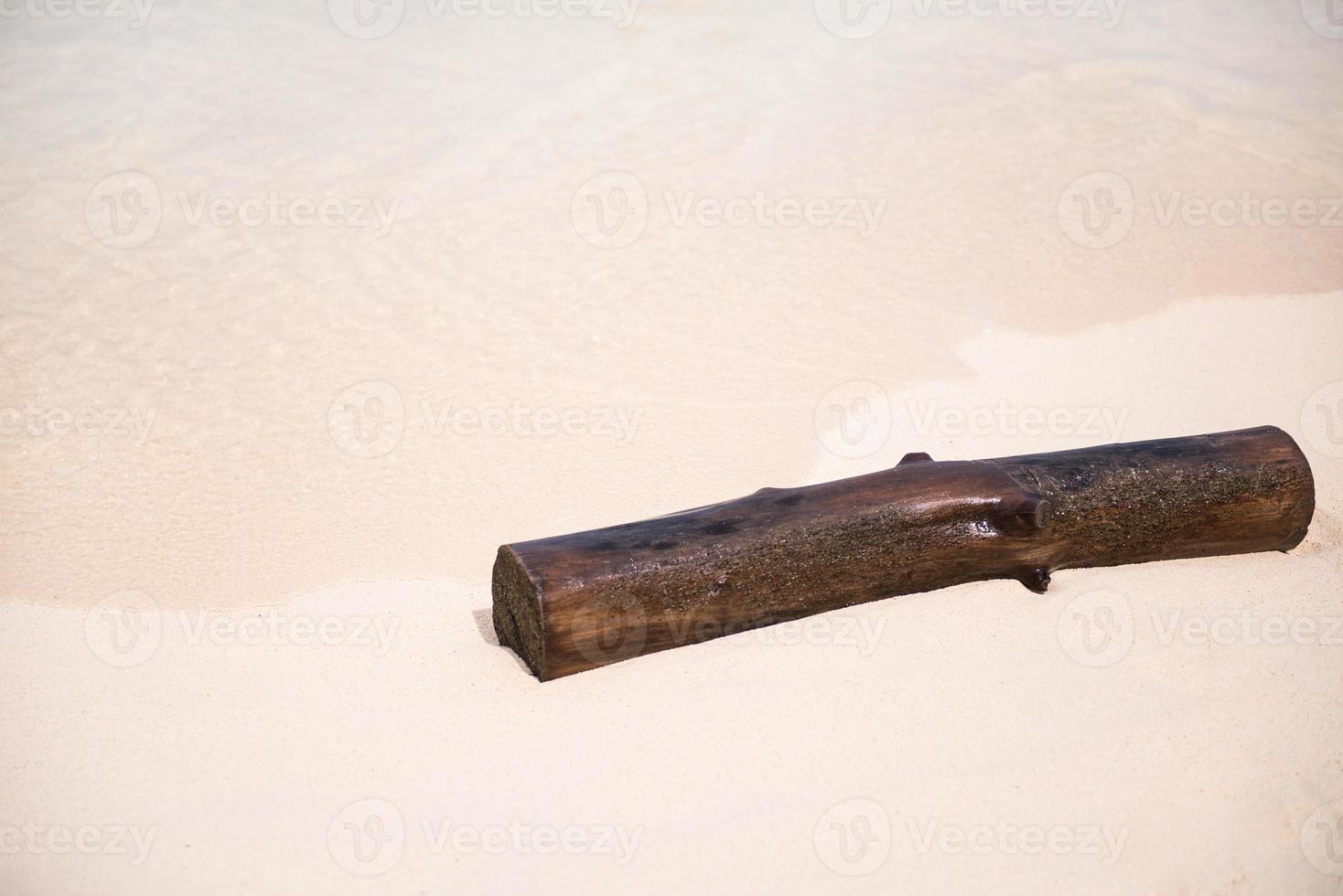 viejo trozo de madera en la playa foto