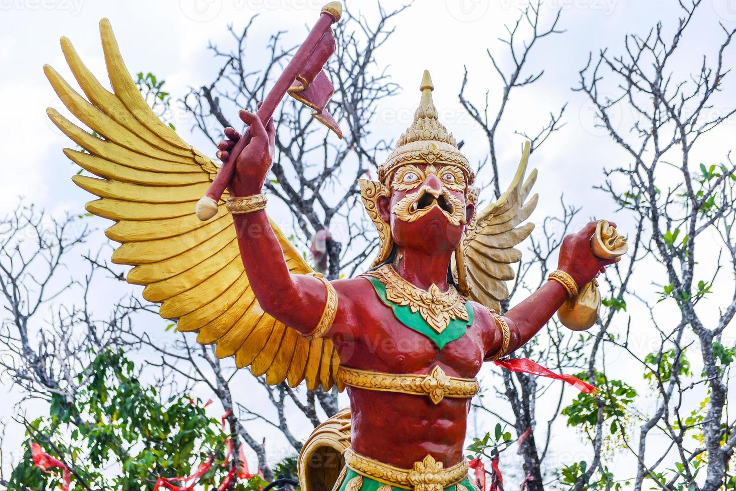 estatua de garuda, personaje de la mitología tradicional tailandesa. foto