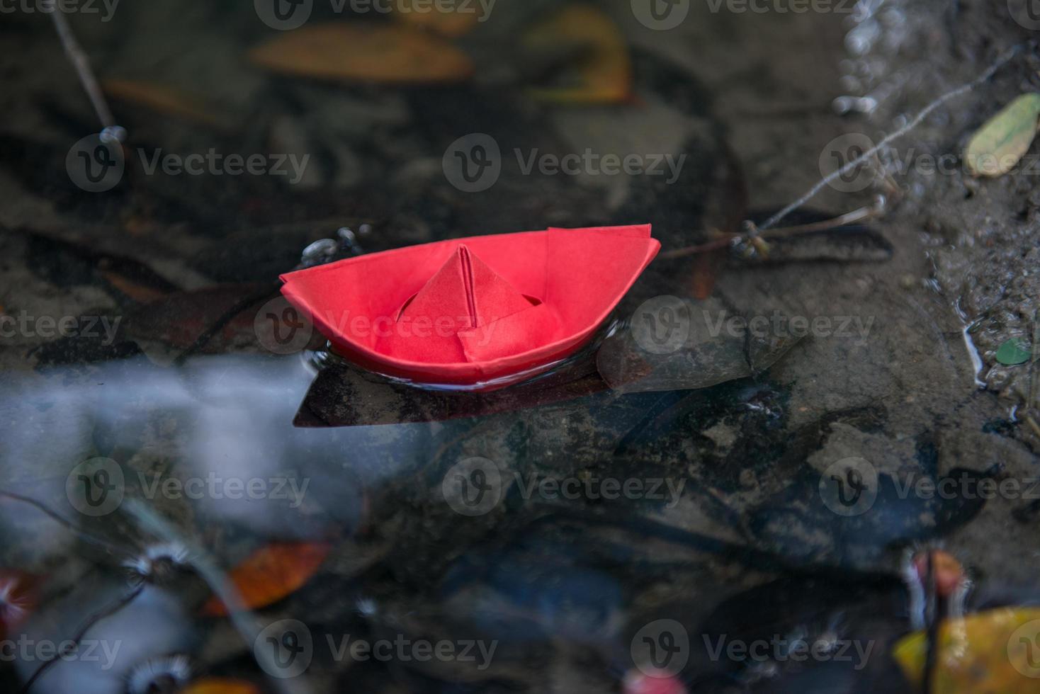 barco de papel rojo u origami con la naturaleza foto