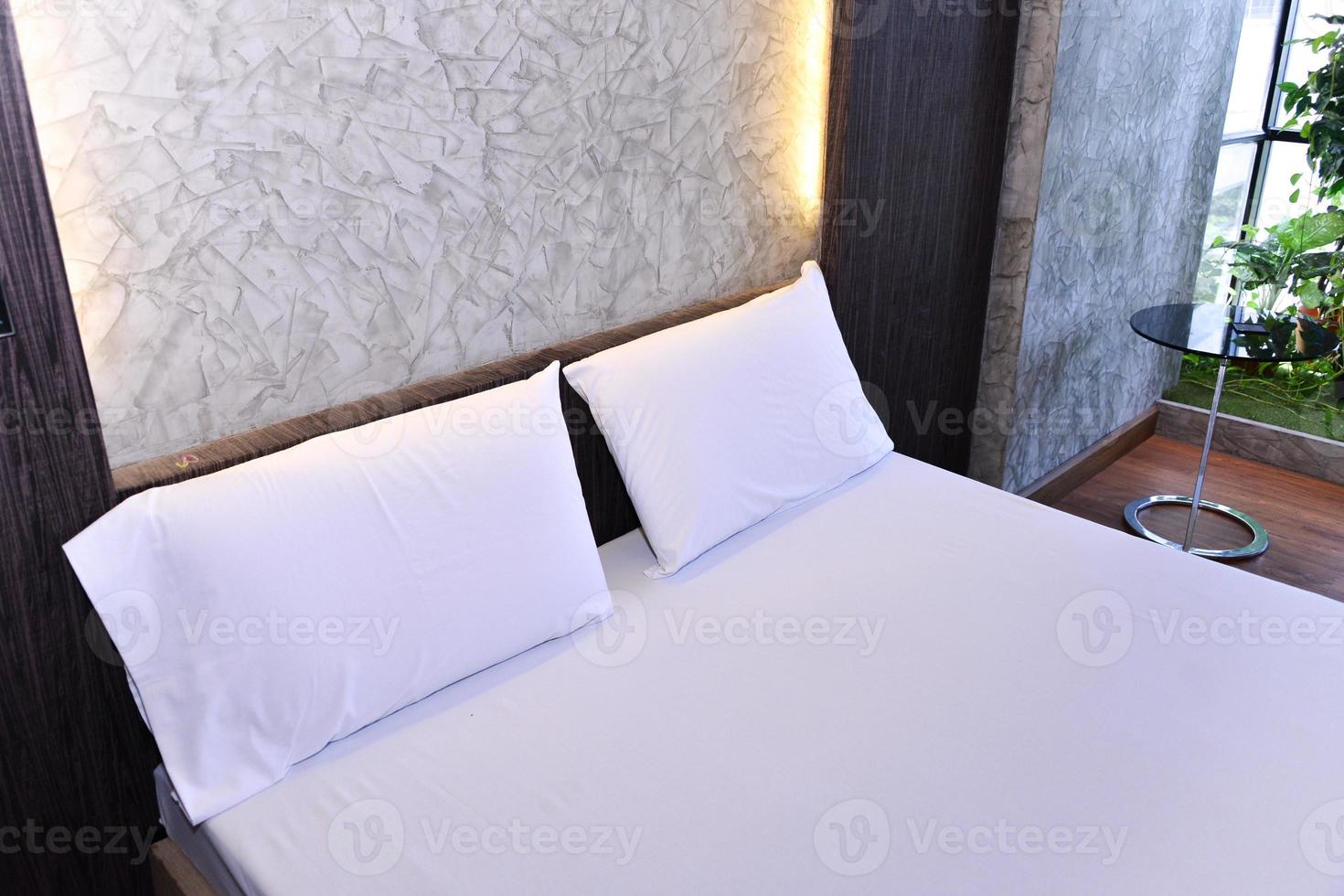 cama y almohadas en el dormitorio moderno foto