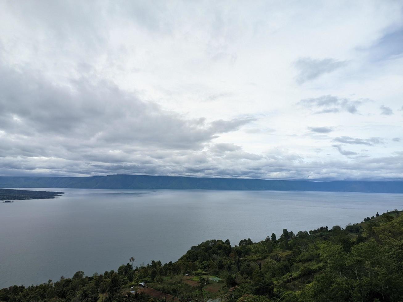 la belleza del lago toba en el norte de sumatera indonesia foto