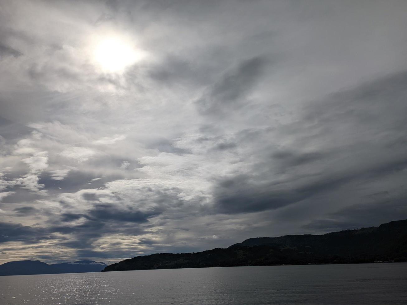 amanecer en el cielo del lago toba foto