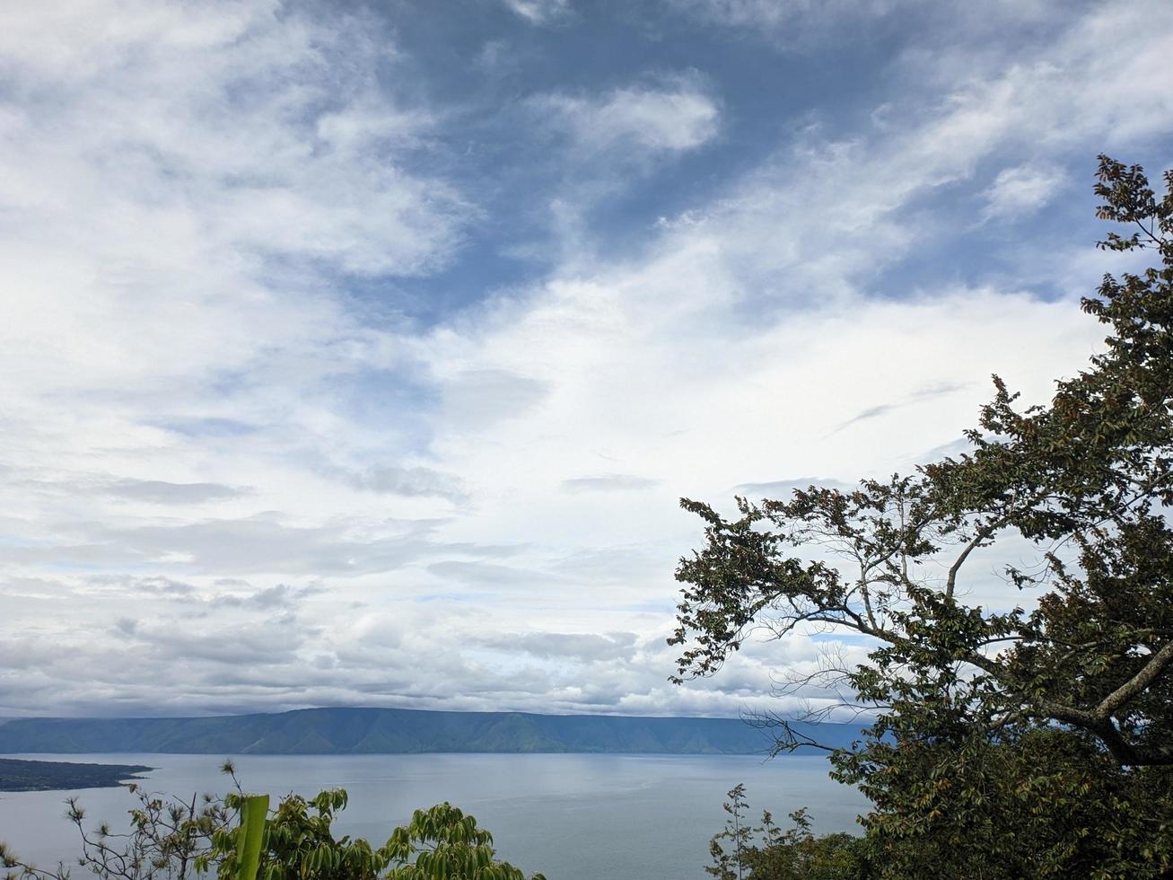 la belleza del lago toba en el norte de sumatera indonesia foto