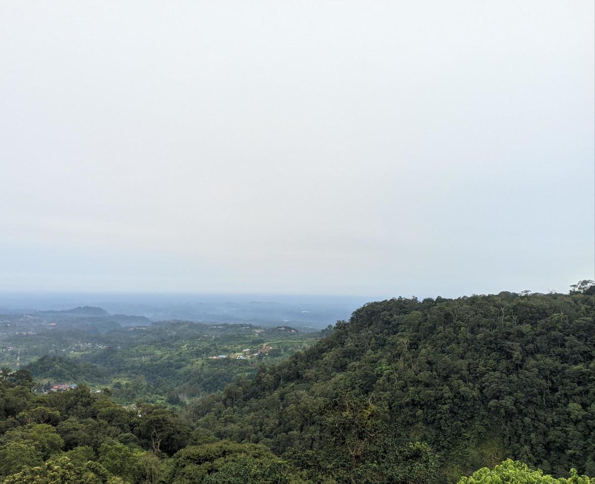 hermosas vistas del paisaje de la colina en las montañas de berastagi foto