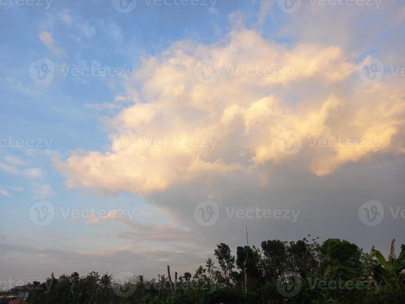 nube en vista de la puesta de sol con rayo de sol amarillo foto