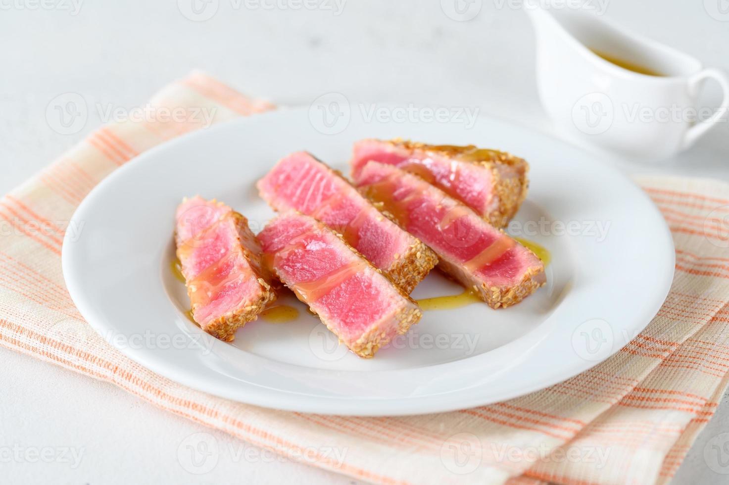 filete de atún con semillas de sésamo foto