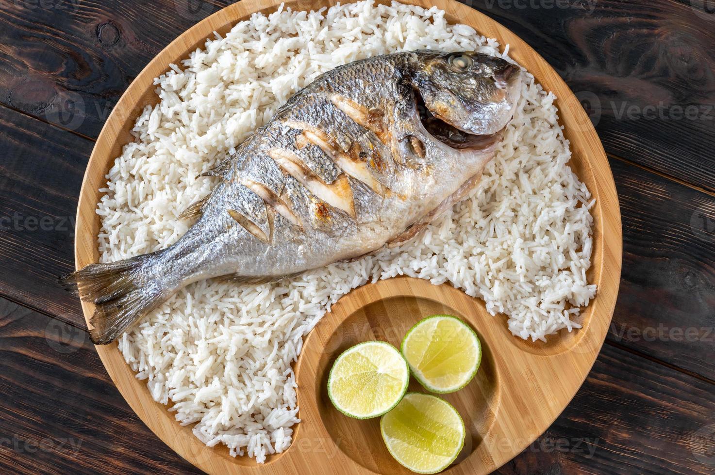 pescado a la plancha con arroz foto