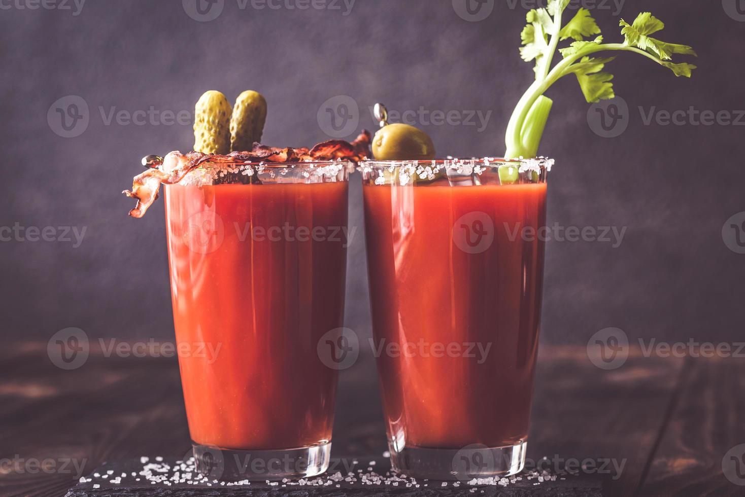 dos copas de bloody mary foto