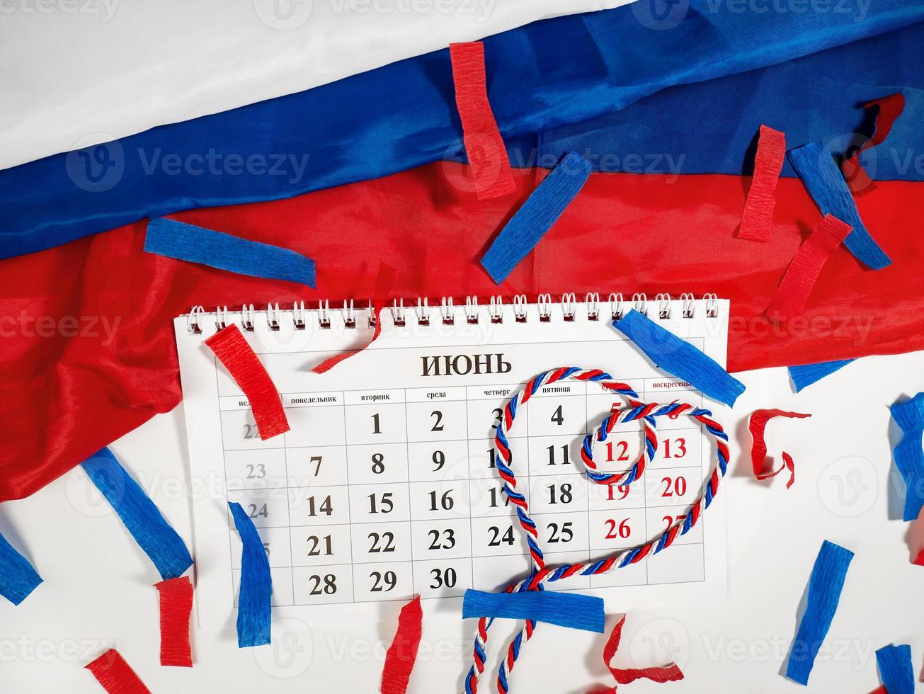 la inscripción en el calendario es el mes de junio. el 12 de junio es el día de rusia, feriado estatal nacional. bandera de rusia foto