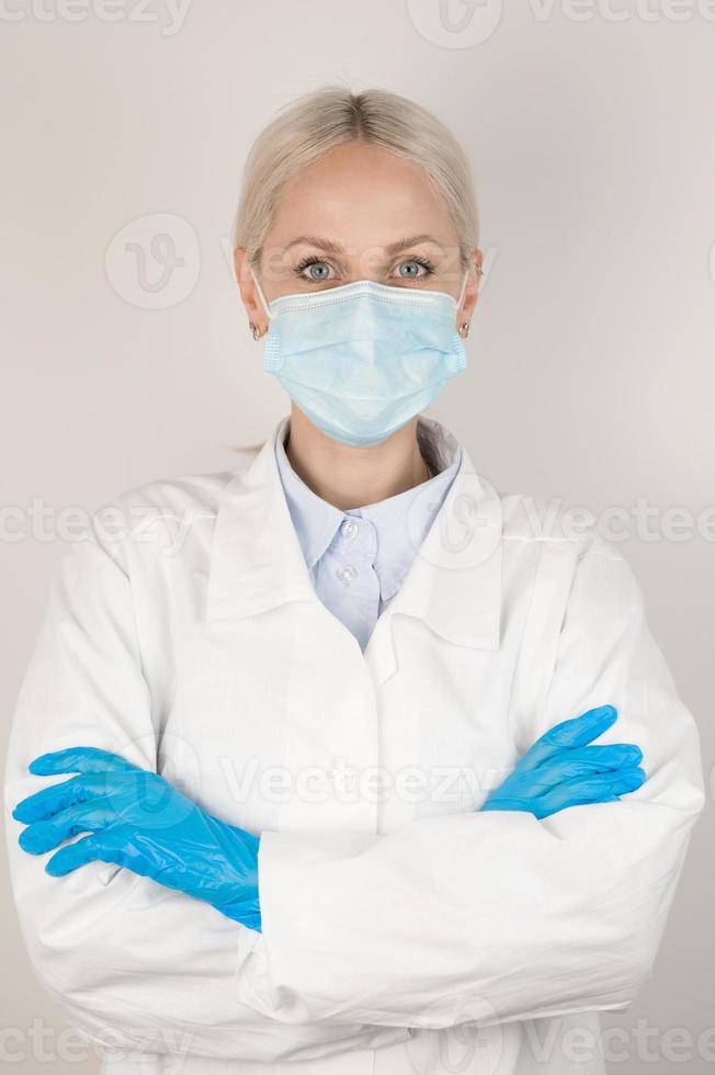 pancarta vertical con un joven médico con máscara y guantes. concepto covid-19, virus. foto