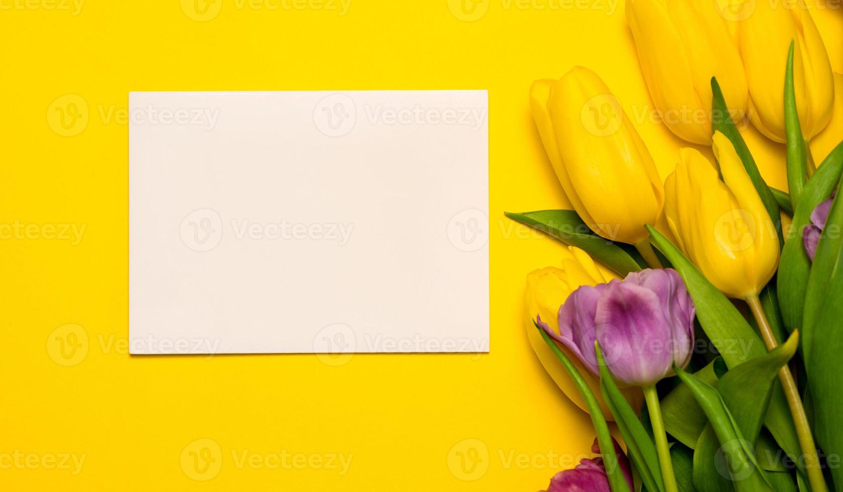 maqueta de tarjeta de felicitación con coloridos tulipanes. pascua, día de la madre, día de la mujer, etc. vista superior foto