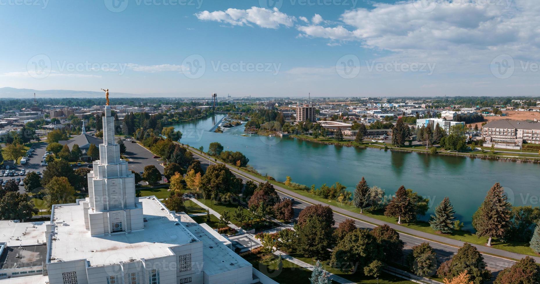 vista aérea del templo en medio de la ciudad. foto