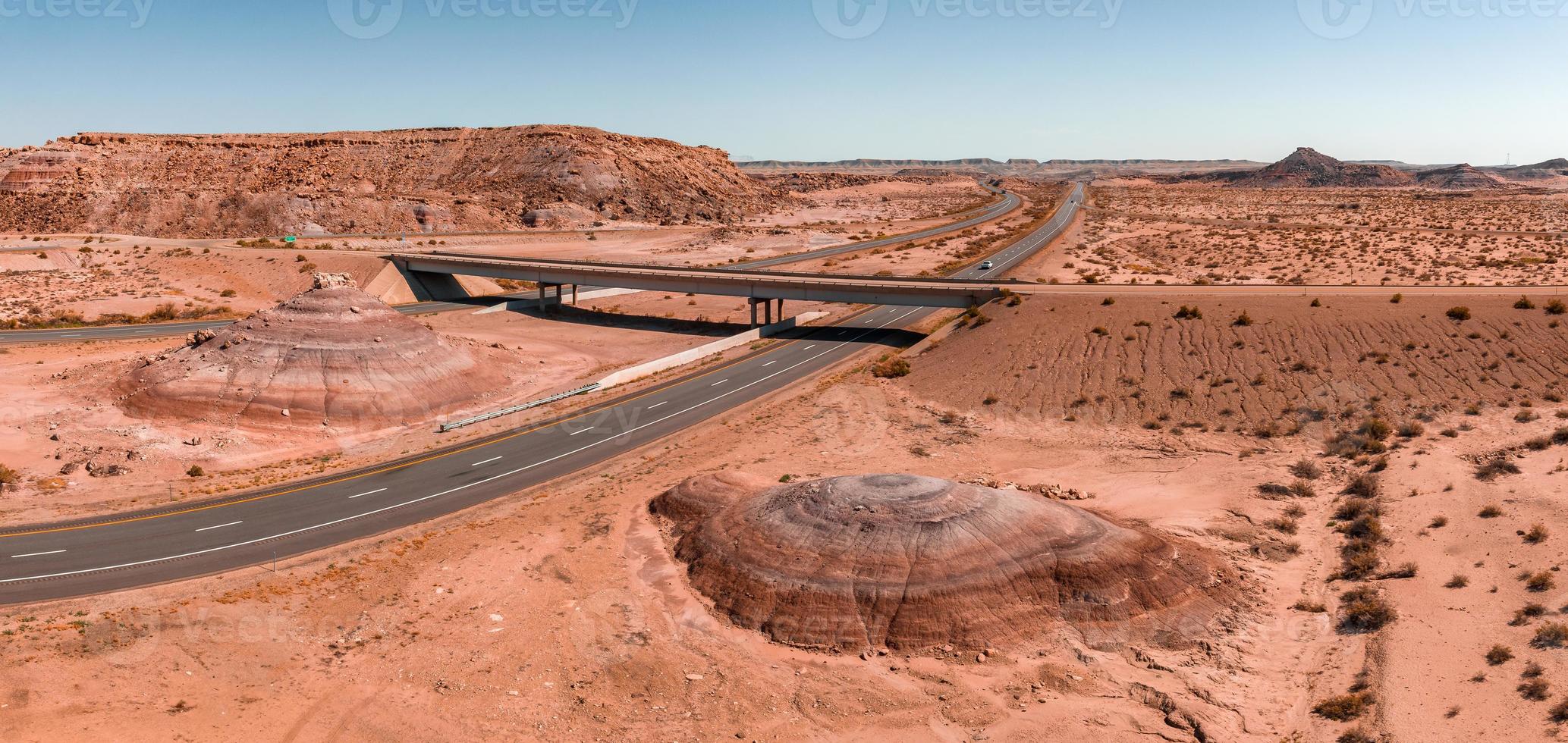 carretera del norte de arizona a través de rocas rojas y paisajes. foto