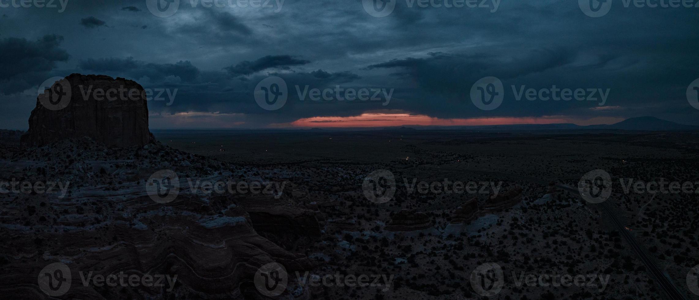 interminable vista del desierto de arizona, estados unidos. rocas rojas, sin vida por millas. foto