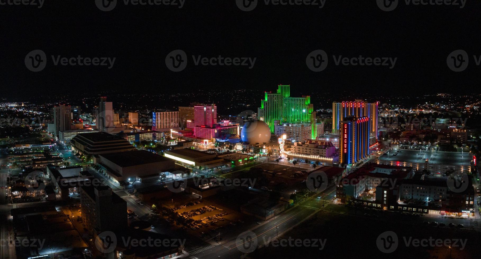 vista aérea del horizonte de reno nevada usa por la noche. foto