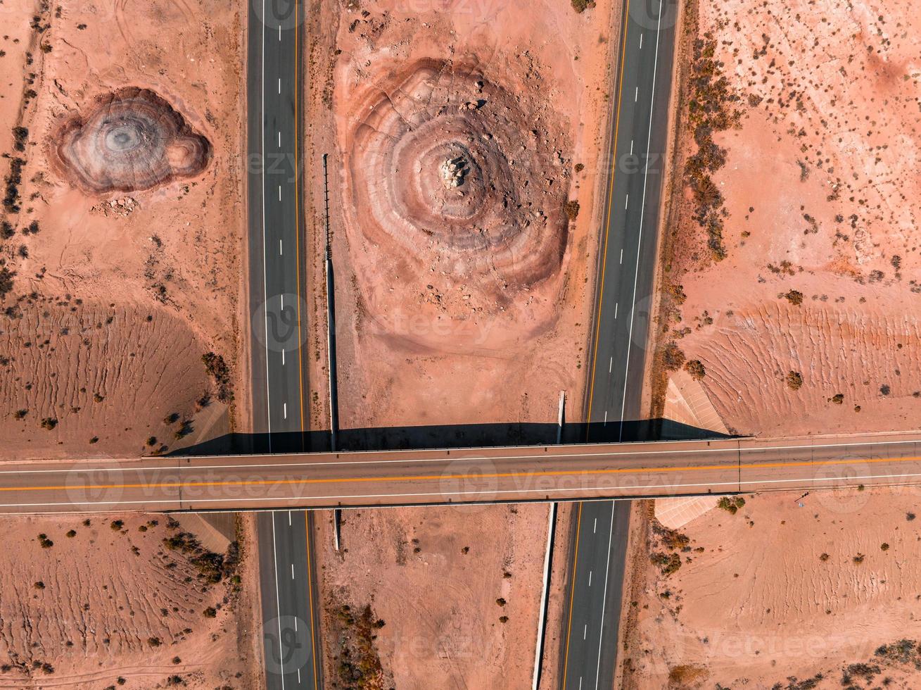 carretera del norte de arizona a través de rocas rojas y paisajes. foto