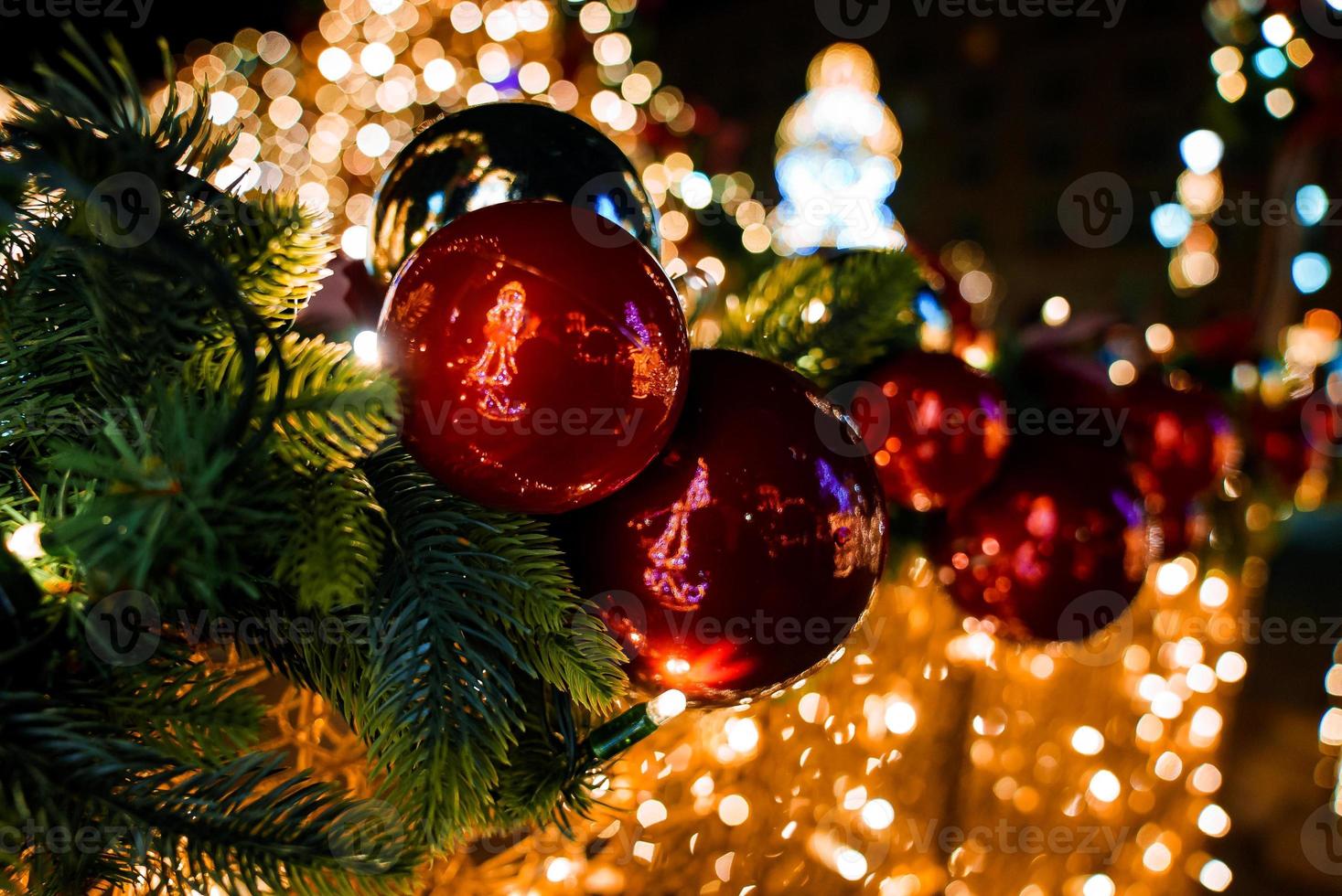 decoración y luces del árbol de Navidad, cámara de movimiento suave con efecto de paralaje. foto