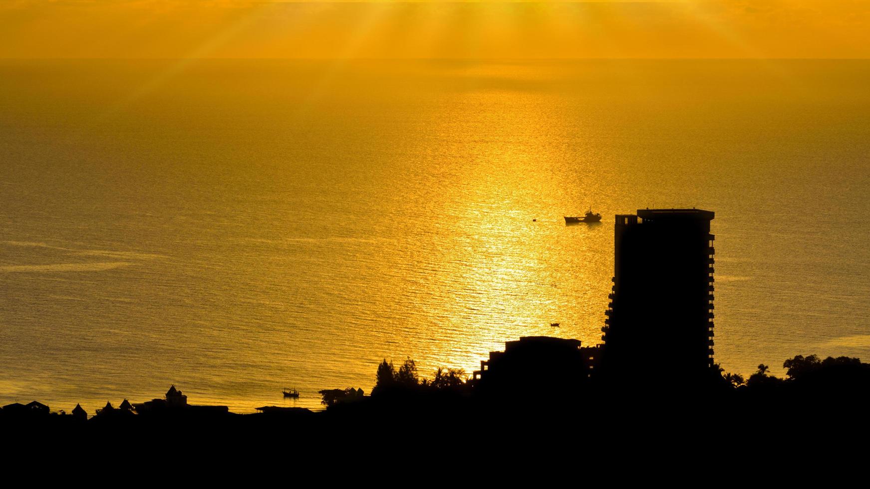 vista de la silueta de la ciudad de hua hin al amanecer foto