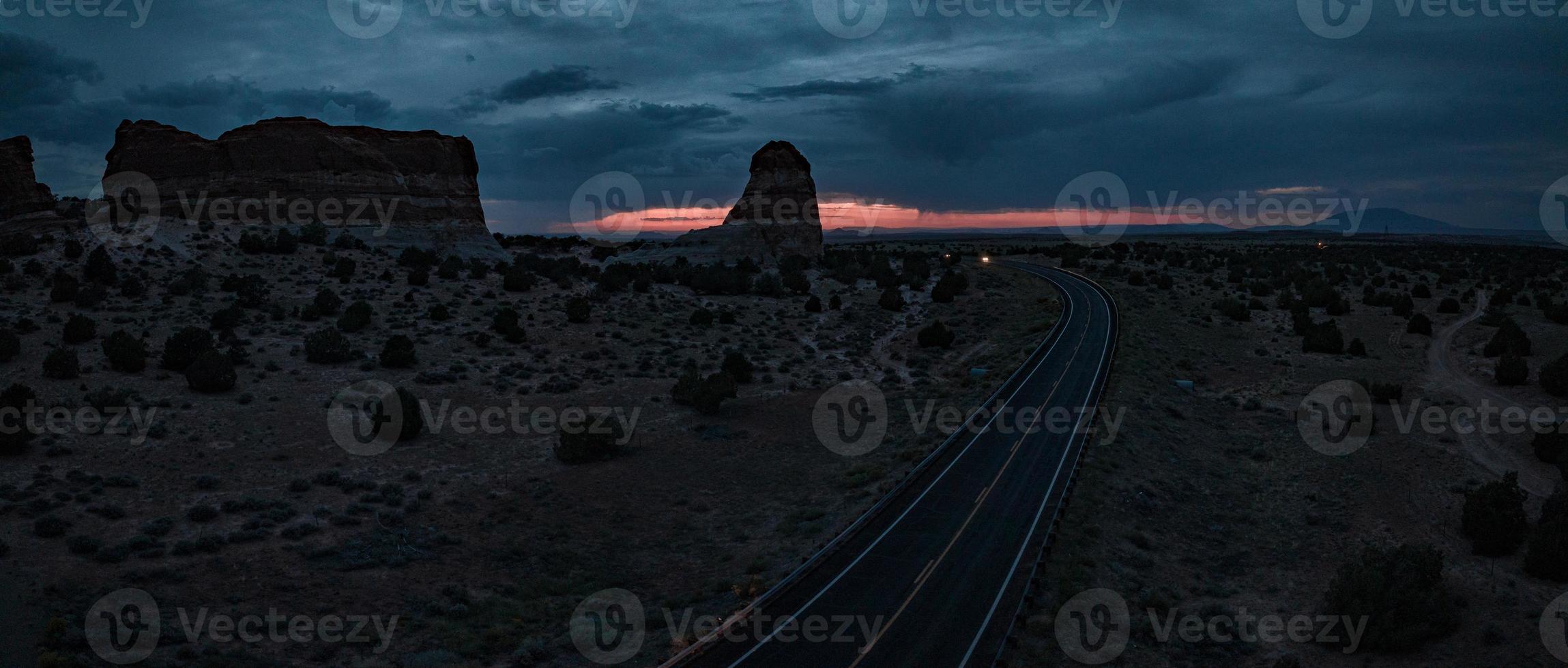 interminable vista del desierto de arizona, estados unidos. rocas rojas, sin vida por millas. foto