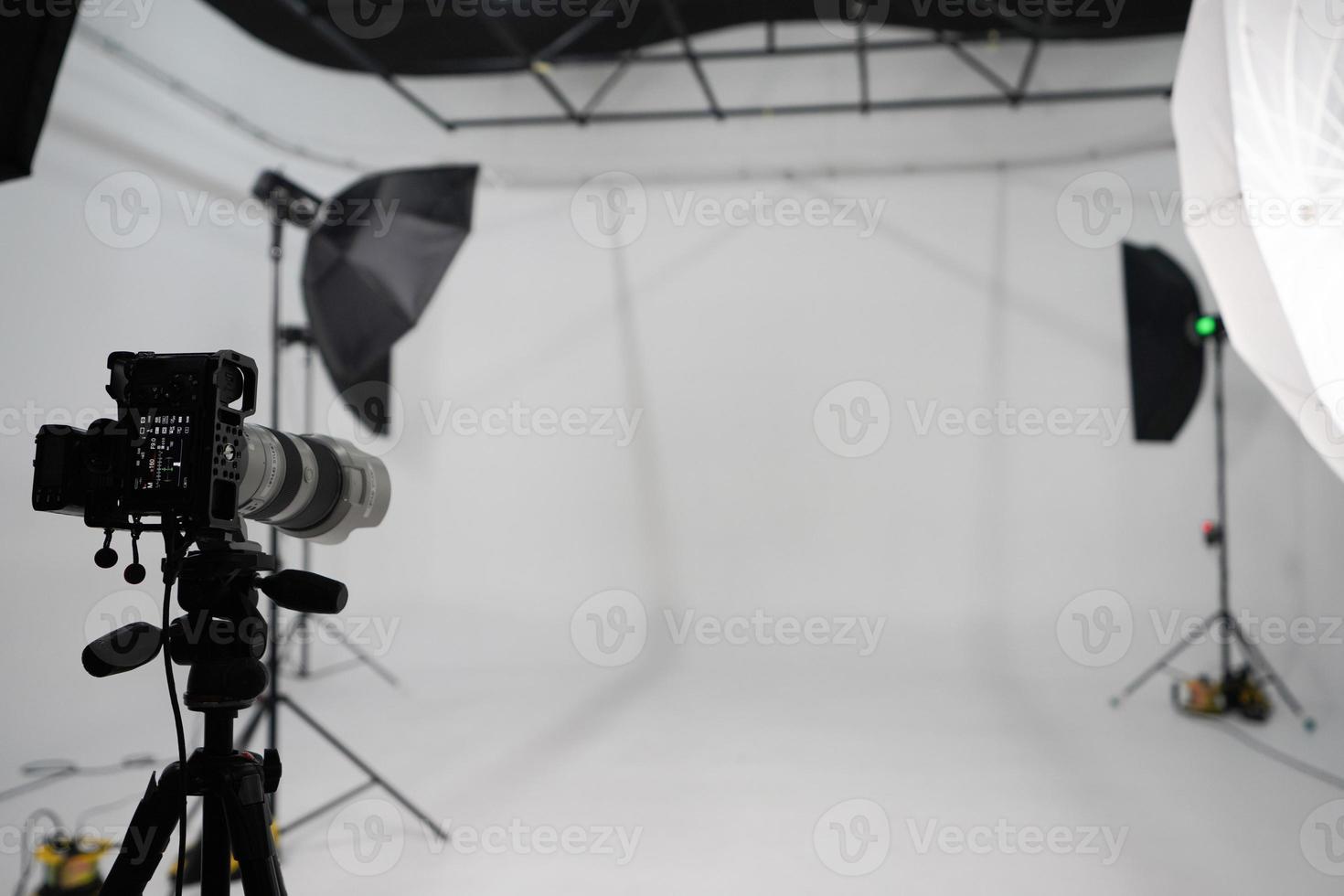 un estudio fotográfico vacío con ciclorama blanco. monoblocks con flashes utilizando softboxes de diferentes formas. espacio de estudio de fotografía fotográfica con ciclorama blanco foto