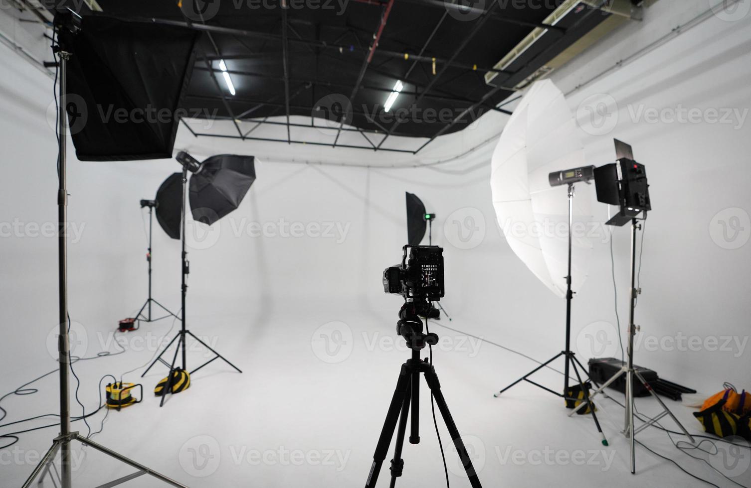 An empty photo Studio with white cyclorama. Monoblocks with flashes using softboxes of different shapes. photographic photography studio space with white cyclorama