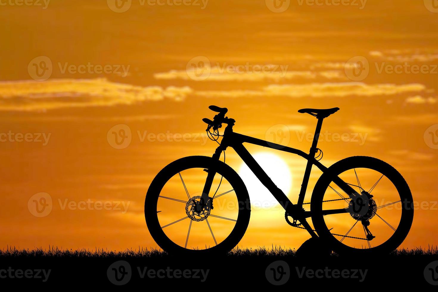 silueta de una bicicleta al atardecer foto