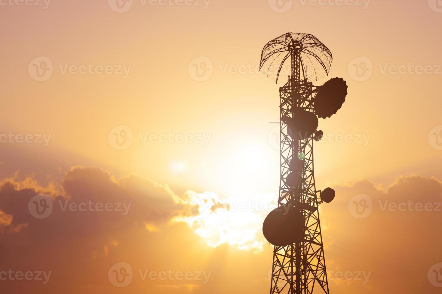 torre de telecomunicaciones con antena. Por la tarde. concepto de comunicación. foto