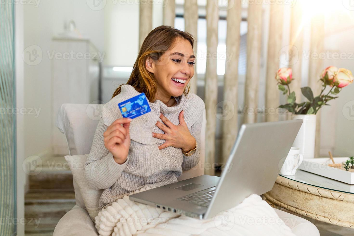 mujer bonita comprando en línea con tarjeta de crédito. mujer con tarjeta de crédito y usando laptop. concepto de compras en línea de una mujer hermosa comprando desde casa foto
