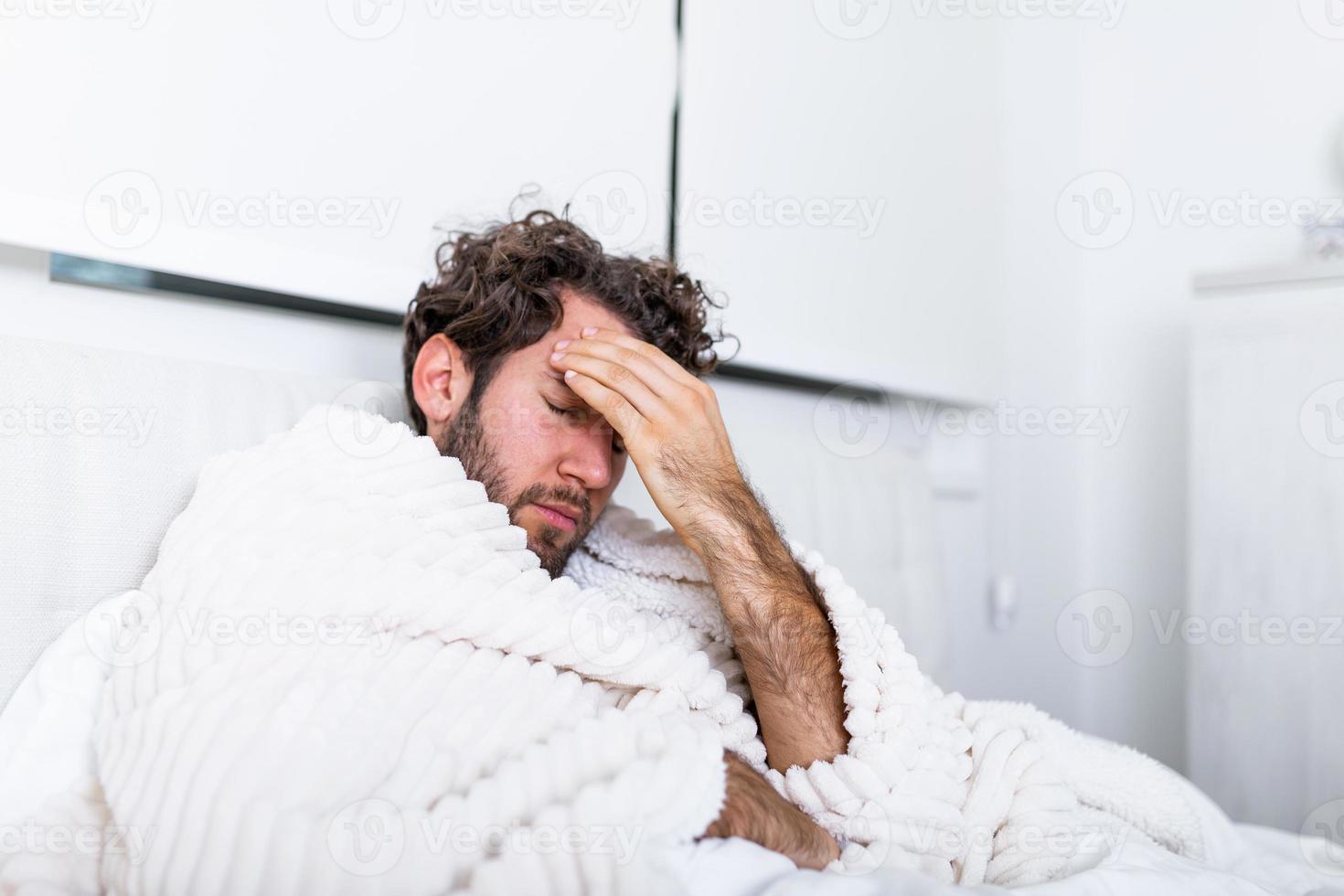 el hombre tiene fiebre y resfriado común - hombre acostado en la cama en casa que sufre de dolor de cabeza o resaca, enfermedad, concepto de problema de virus estacional. foto