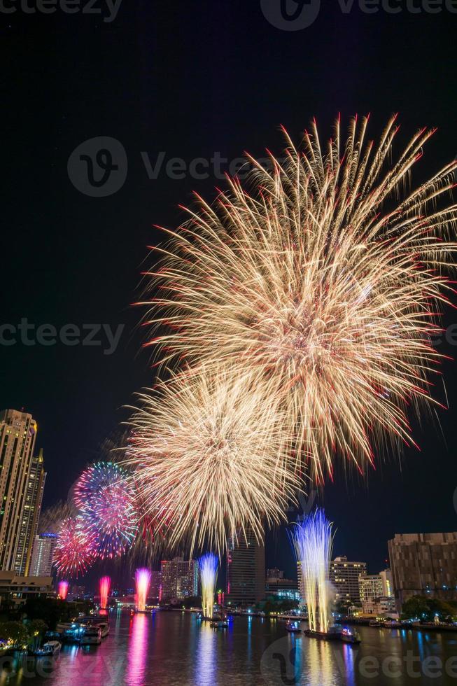 fuegos artificiales en el rio por la noche foto