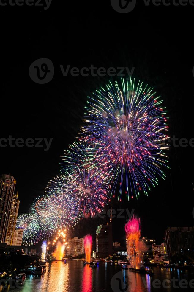 fuegos artificiales en el rio por la noche foto