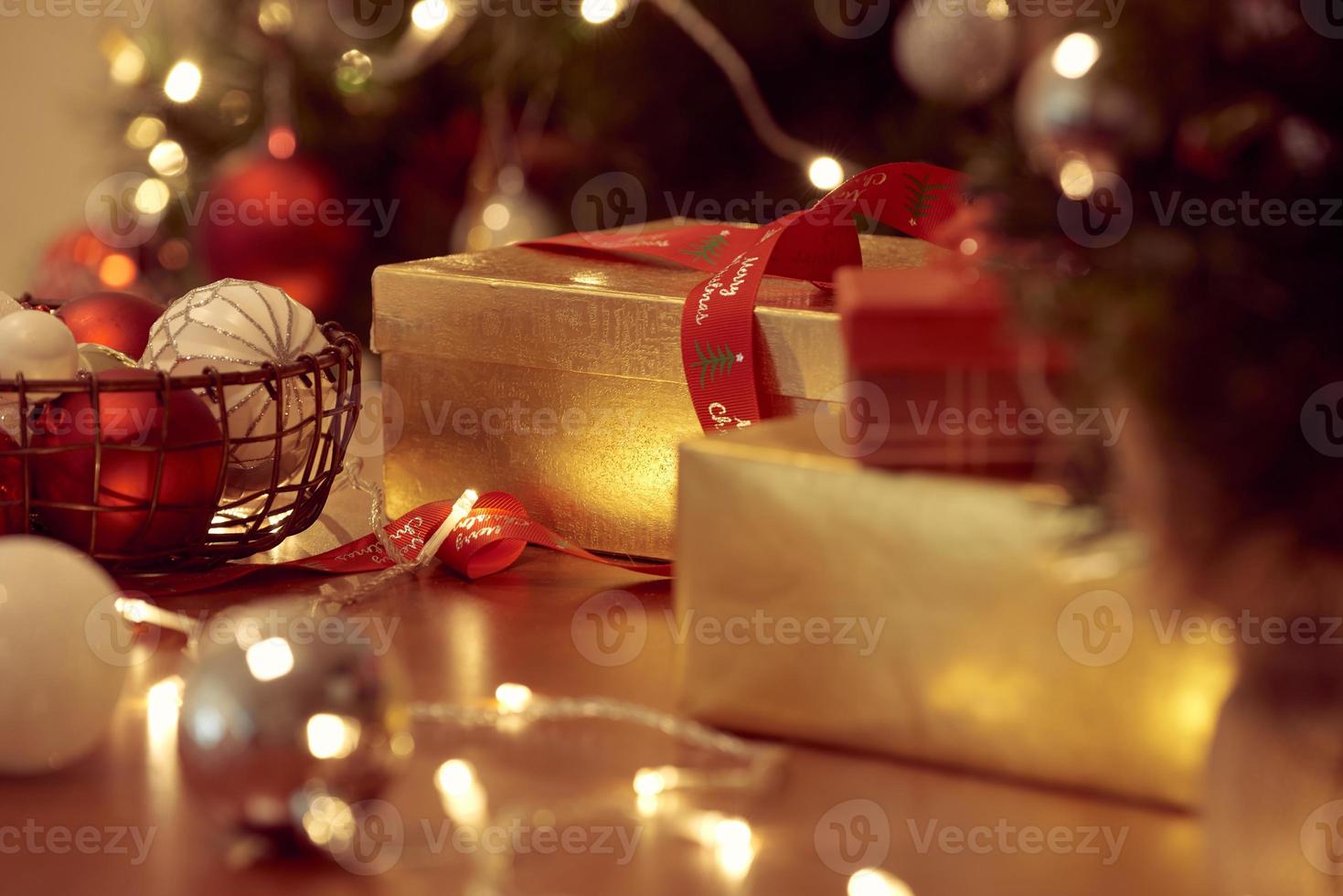 adornos navideños y objetos en rojo y dorado para el diseño de plantillas simuladas.vista desde arriba foto