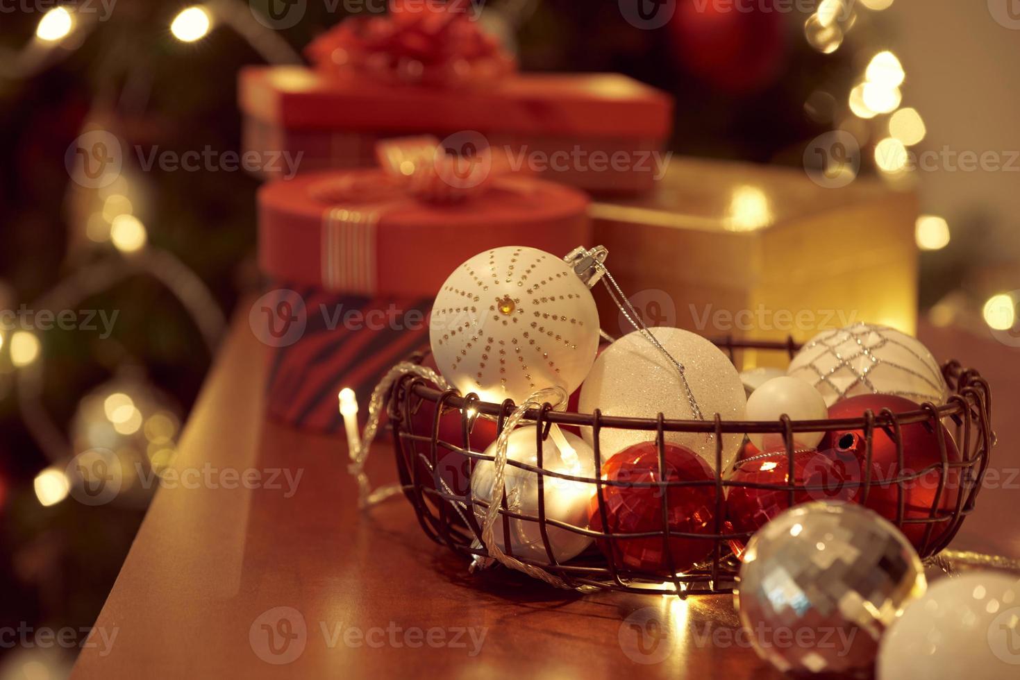 árbol de navidad decorado con fondo borroso, brillante y de hadas foto