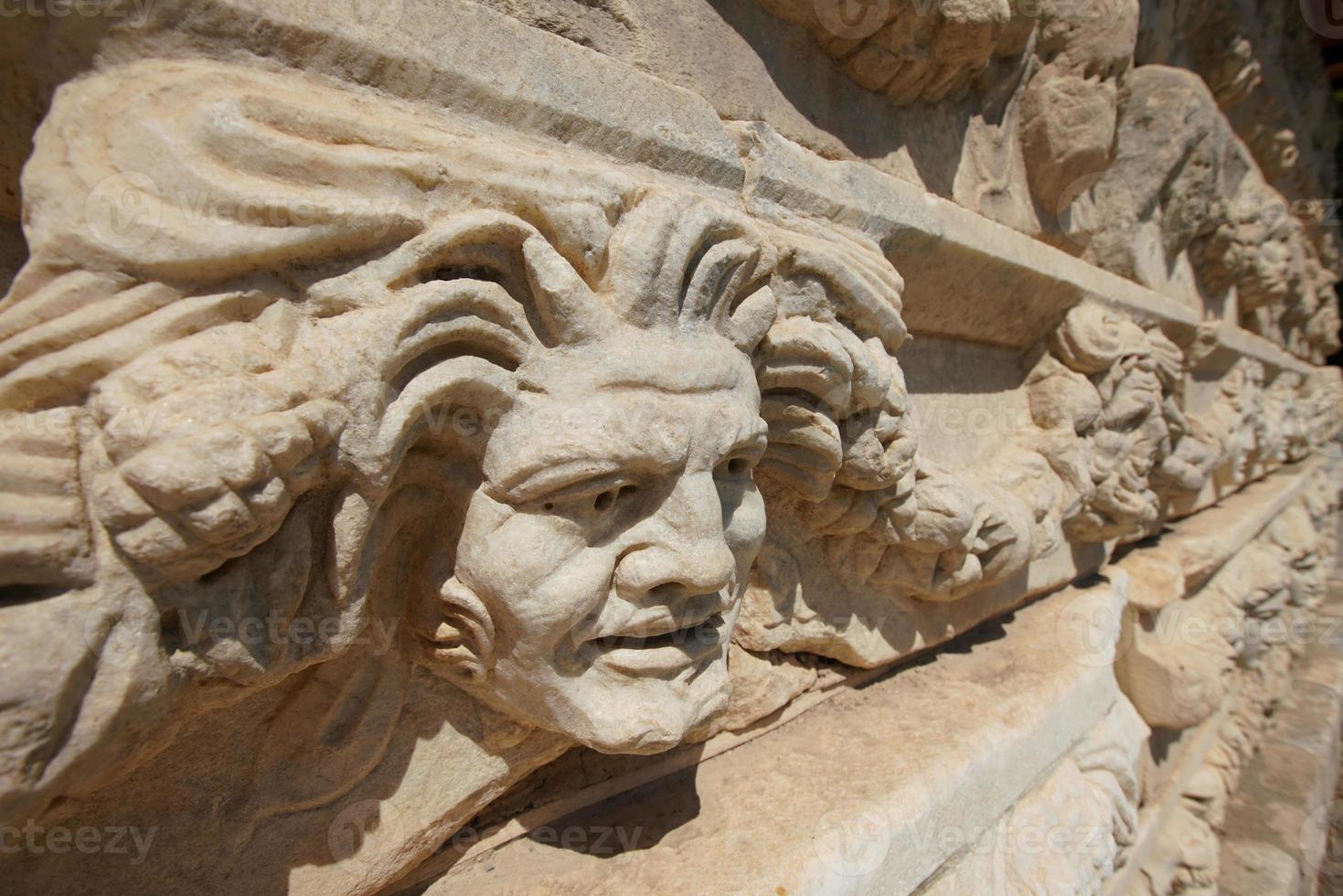 relieve de máscara antigua en la ciudad antigua de aphrodisias en aydin, turkiye foto