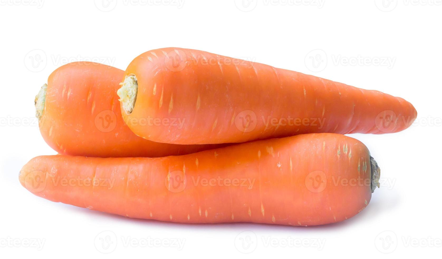 tres zanahorias naranjas frescas aisladas en fondo blanco con camino de recorte, cierre de raíz vegetal saludable con enfoque completo foto