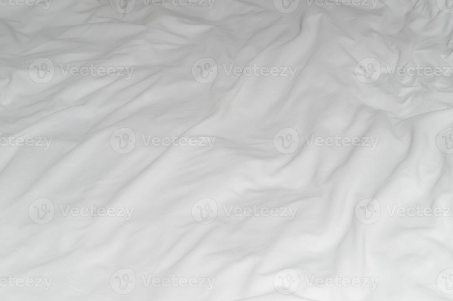 sábana o manta blanca arrugada o arrugada con patrón después del uso del huésped en el hotel, habitación de resort con espacio para copiar, textura de fondo de manta desordenada foto