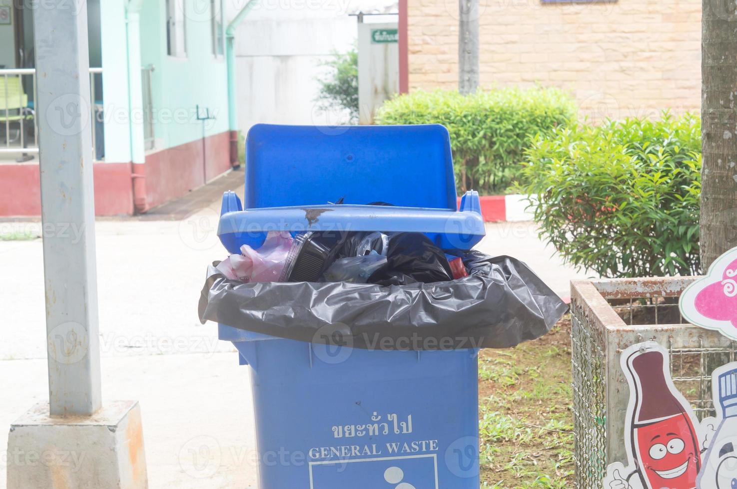 cubo de basura azul o basurero servido para desechos generales en el pueblo de tailandia foto