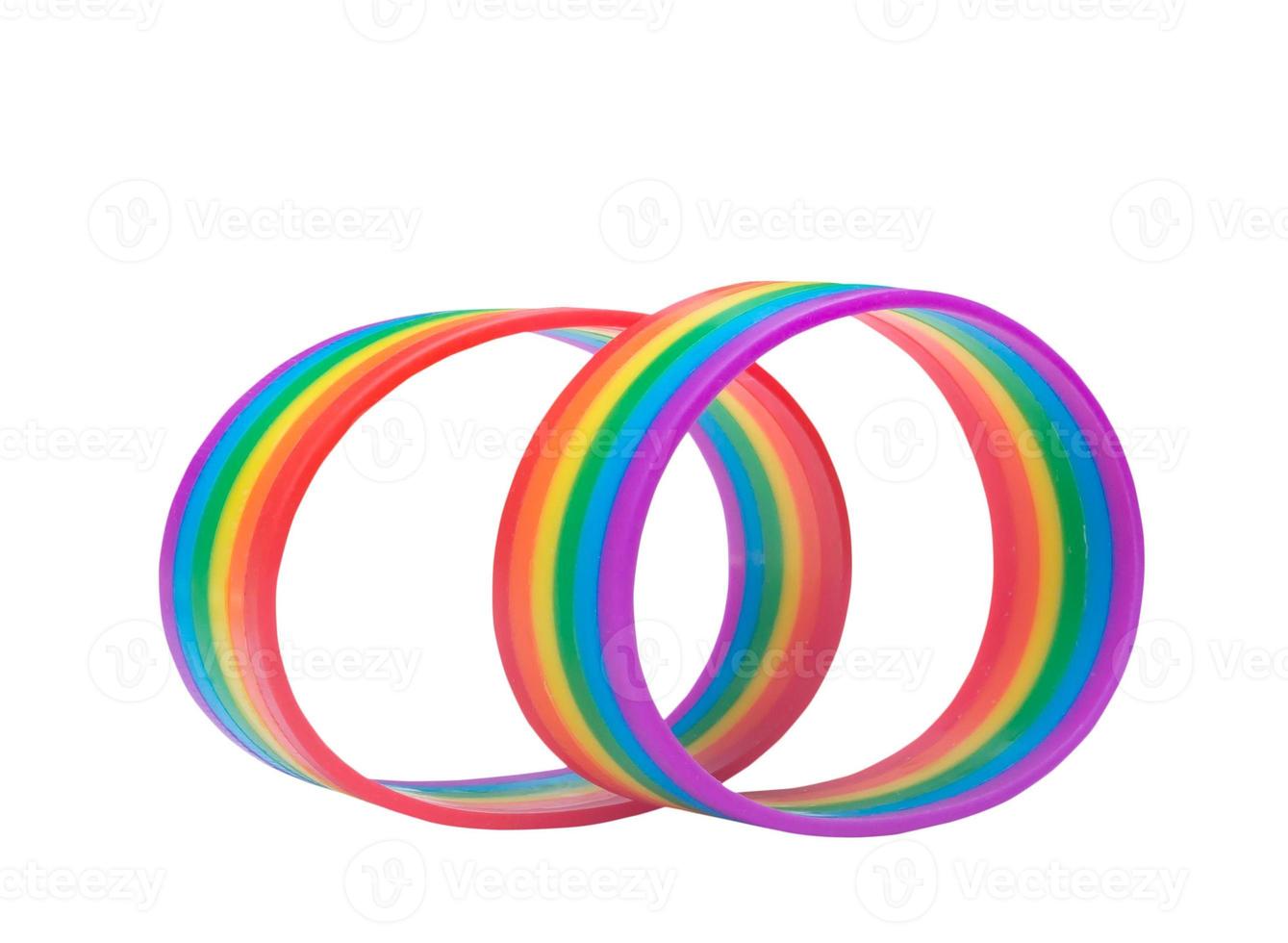 dos coloridas pulseras de arco iris, símbolo de personas lgbtq aisladas en fondo blanco con trazado de recorte. concepto de uso de pulseras lgbtq para apoyar y asistir al evento de celebración foto