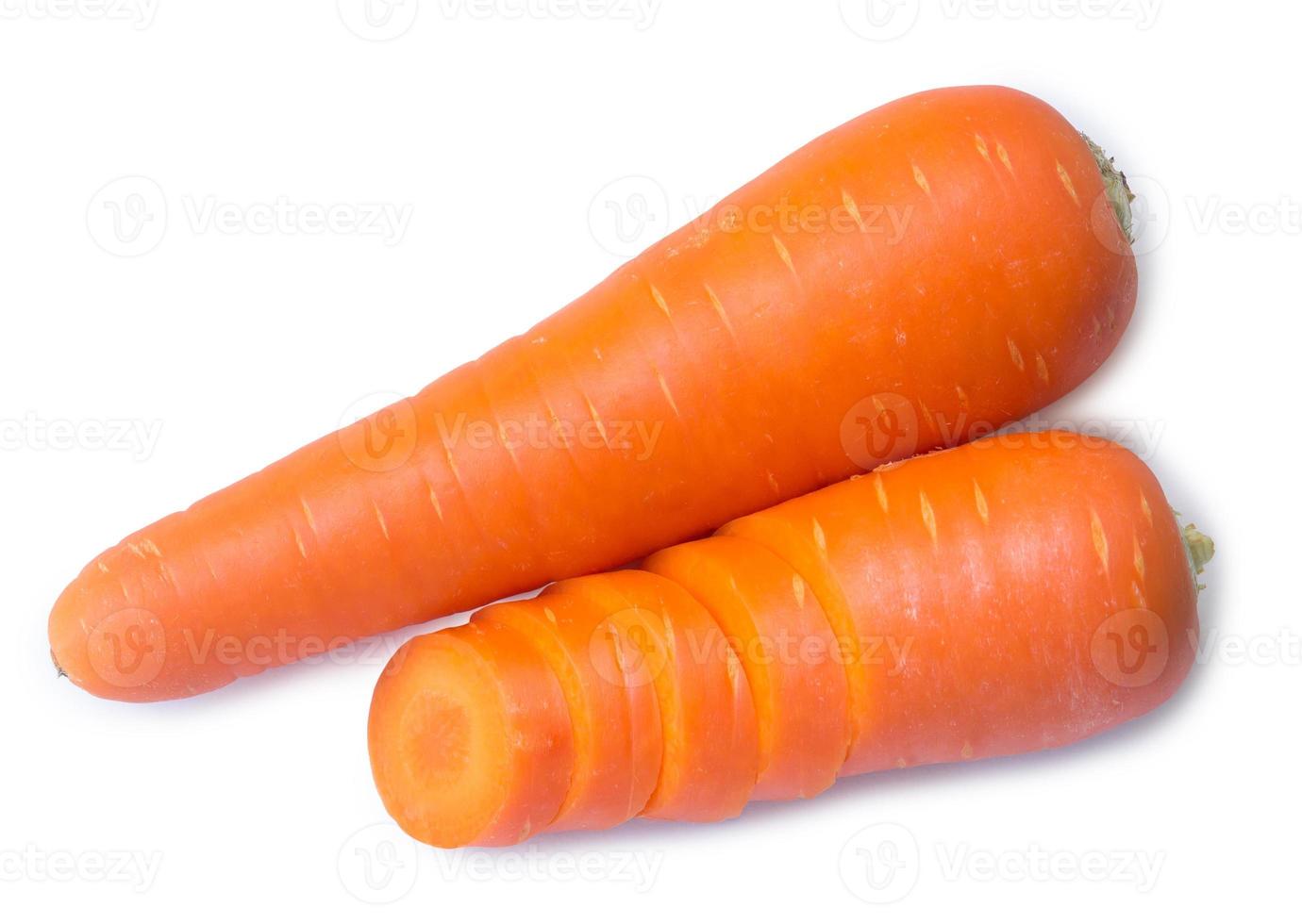 Colocación plana de dos zanahorias naranjas frescas con rodajas aisladas en fondo blanco con camino de recorte foto