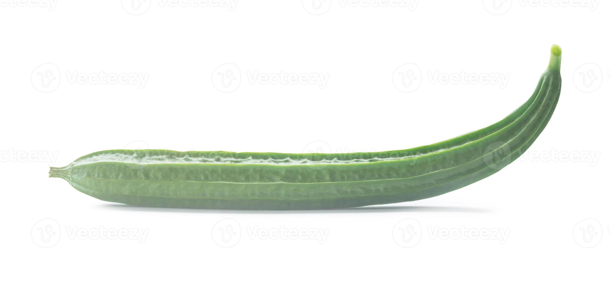 Fruta de calabaza de esponja verde fresca única aislada sobre fondo blanco con trazado de recorte foto