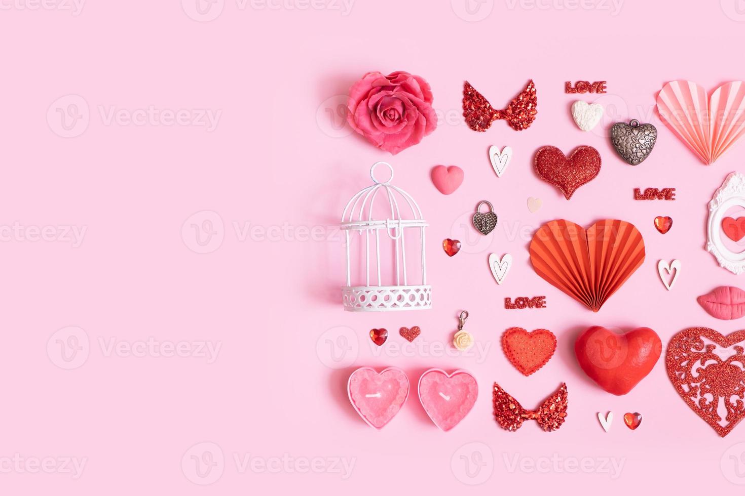 patrón de diferentes corazones y elementos de símbolos del día de san valentín vista superior. fondo plano creativo del día de san valentín foto