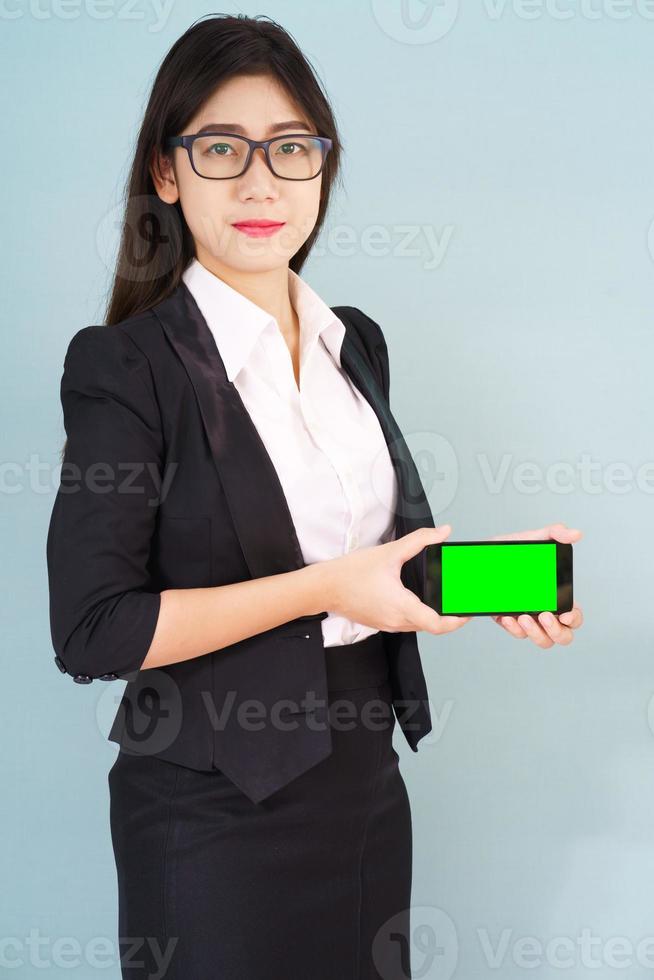 mujeres sosteniendo un teléfono inteligente simulado pantalla verde foto