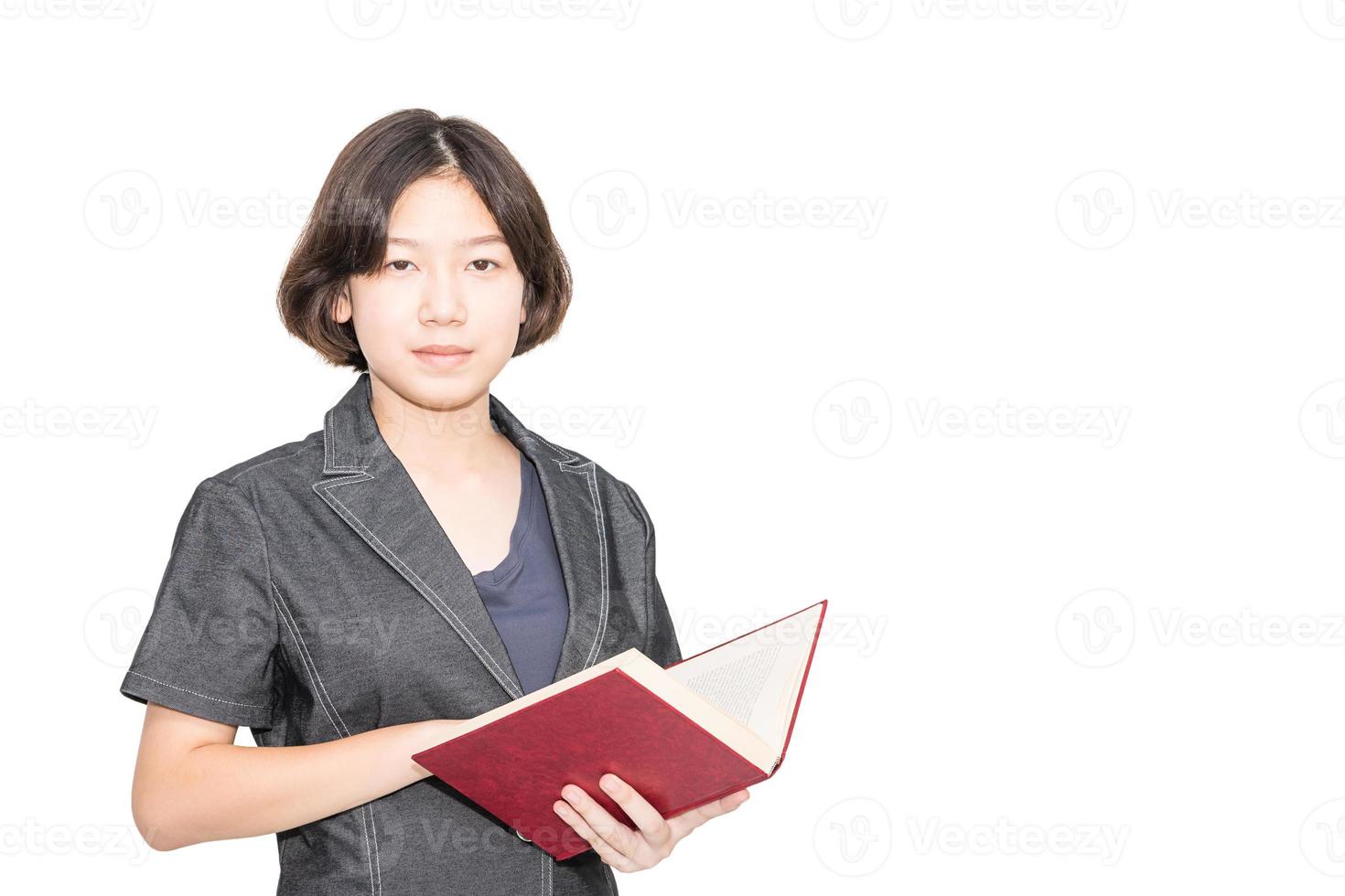 mujer joven de pelo corto sosteniendo un libro rojo foto