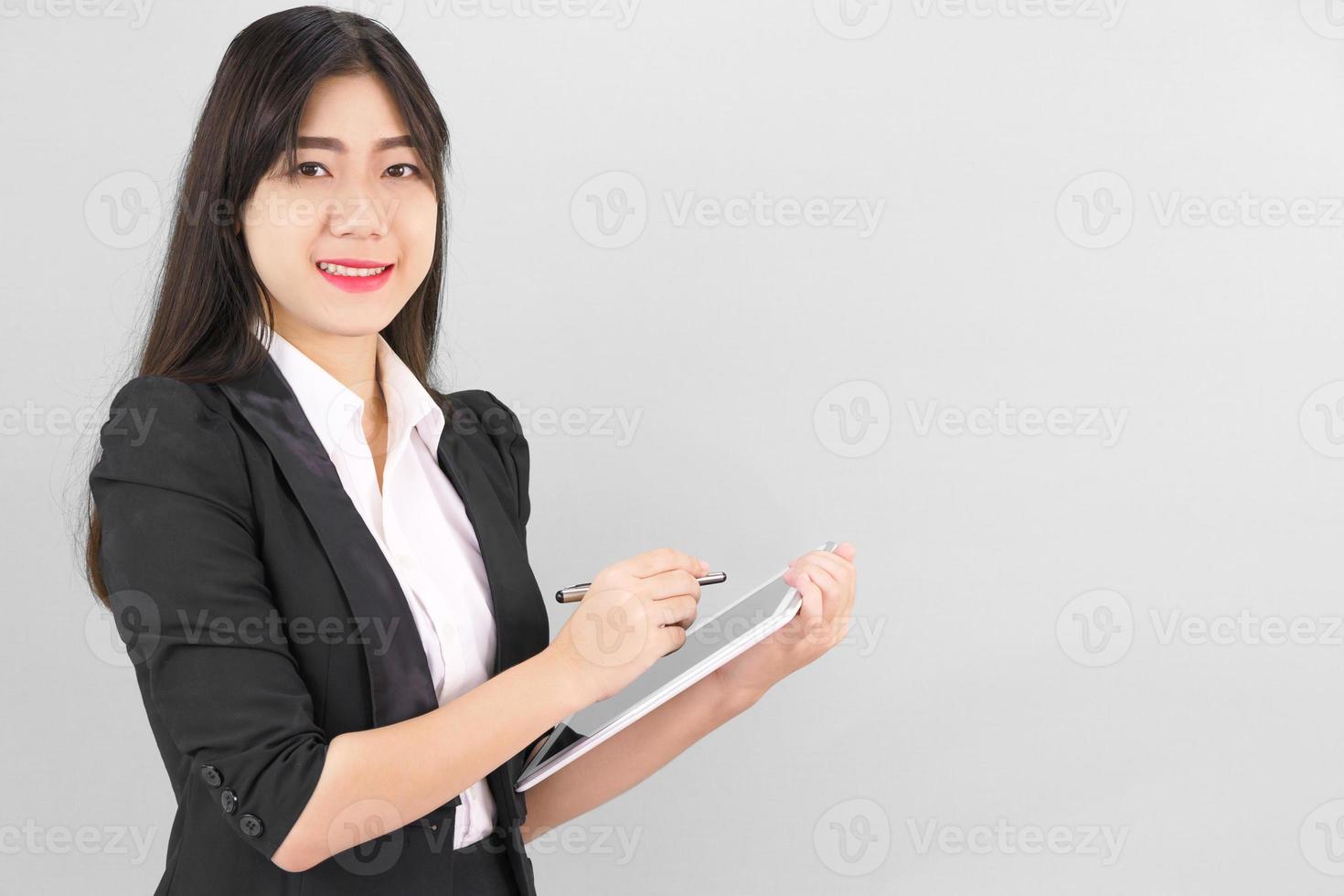 mujeres jóvenes en traje usando su tableta digital foto