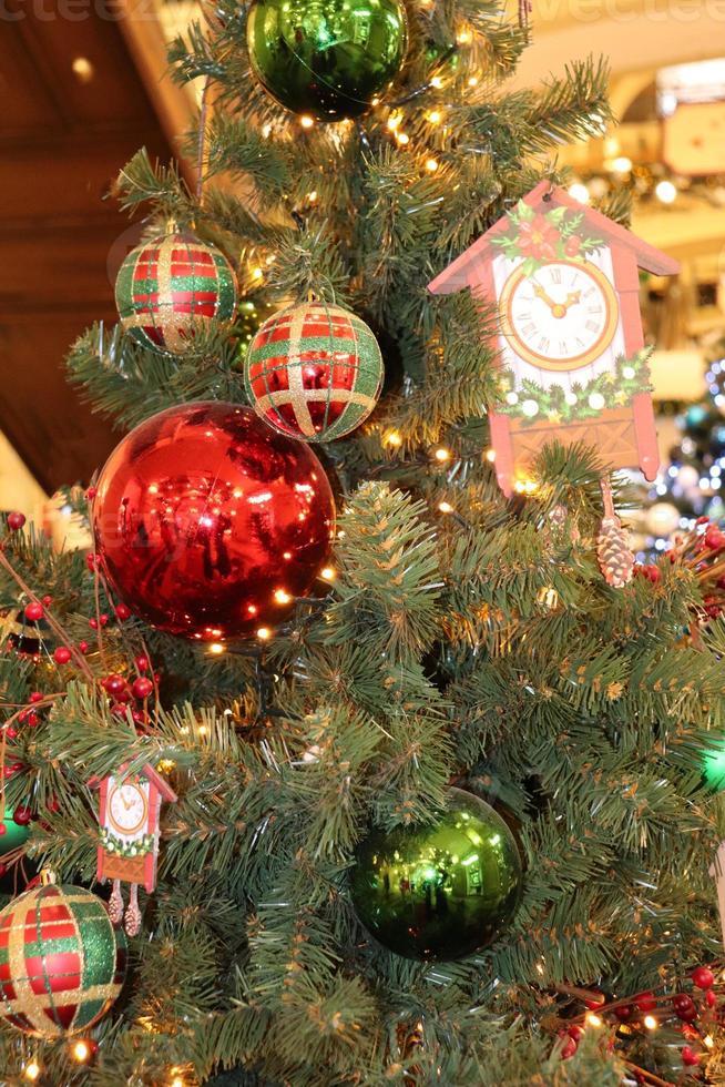 arbol de navidad con bolas y reloj foto