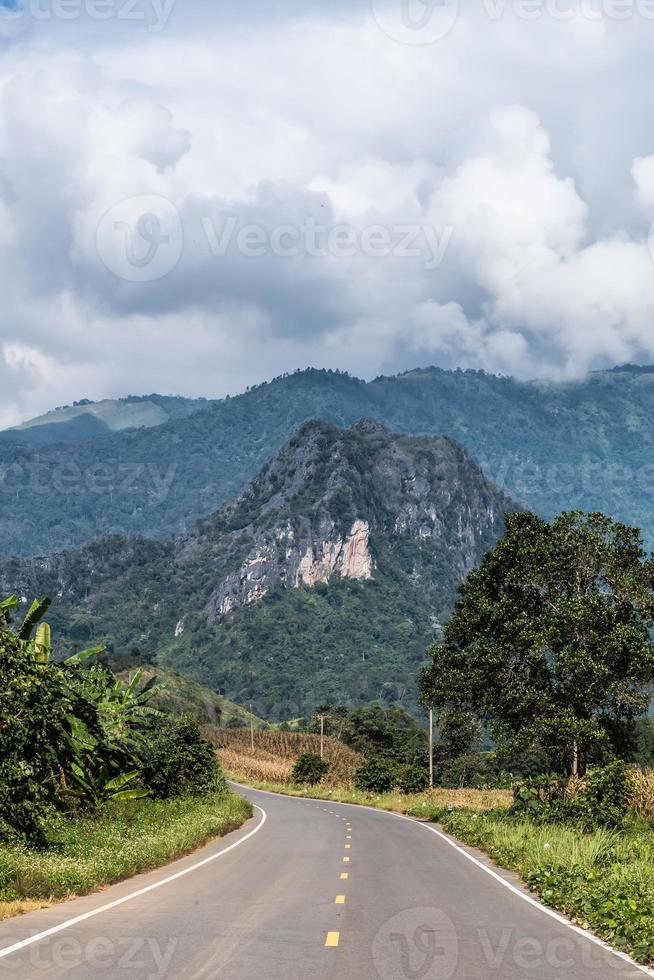 paisaje de montaña con carretera en nan tailandia foto