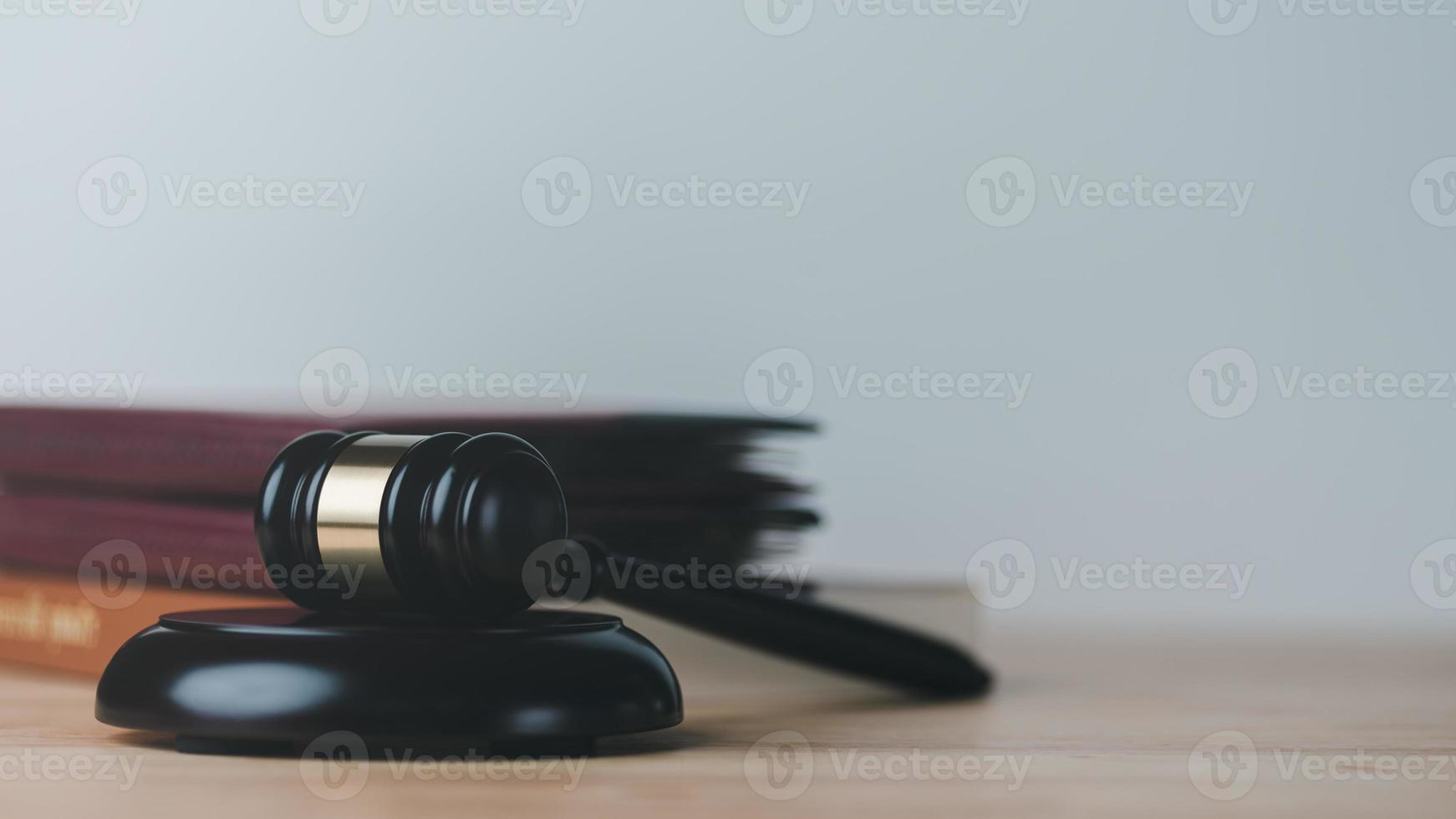 mazo de juez de madera y libro legal, asesoramiento e inspección de servicios legales legales, conceptos legales y de justicia, símbolo de juicio y consideración casos civiles y penales foto