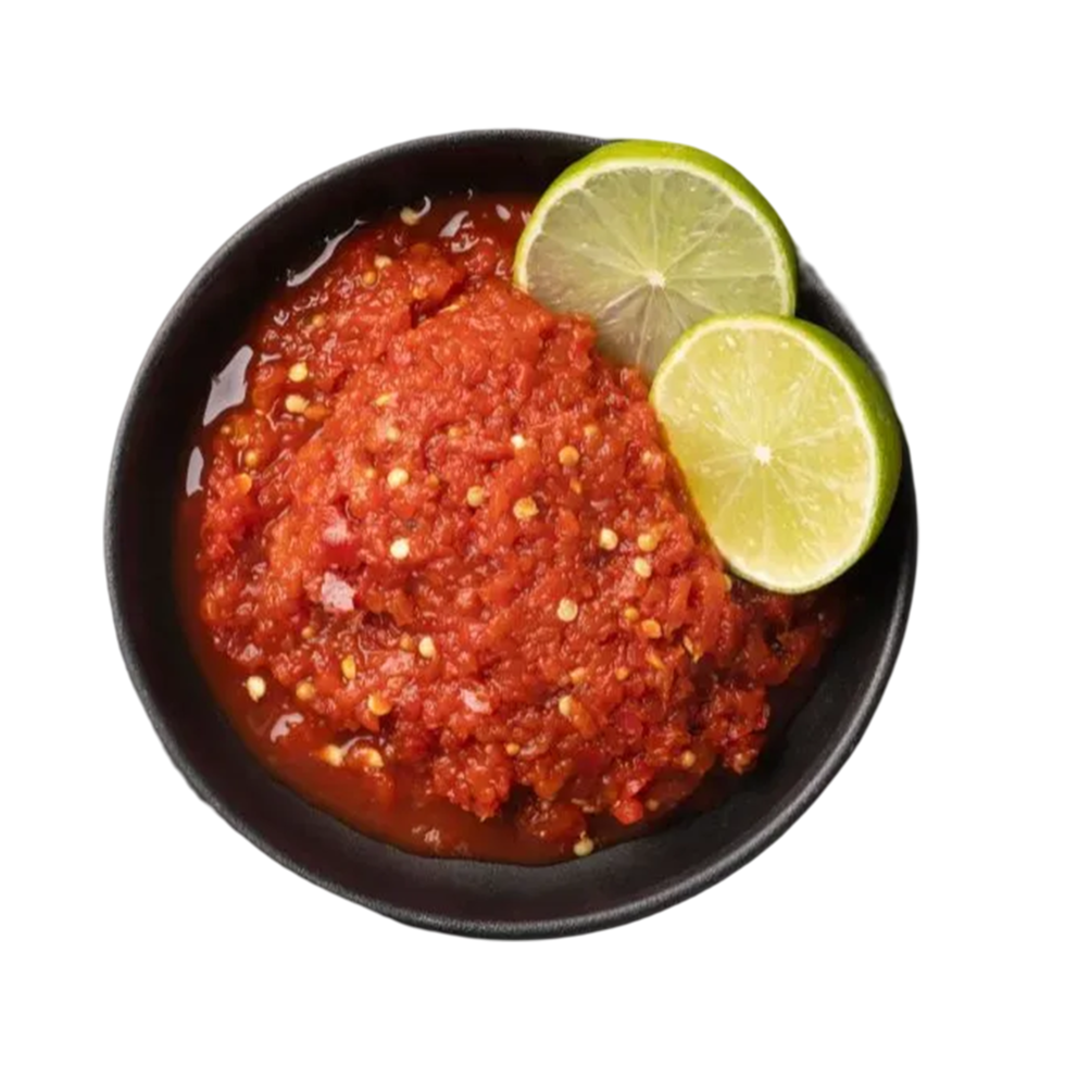 Sambal, ein beliebtes indonesisches Gewürz aus roten Chilischoten und Tomatenmark in traditionellem Mörser und Stößel. png